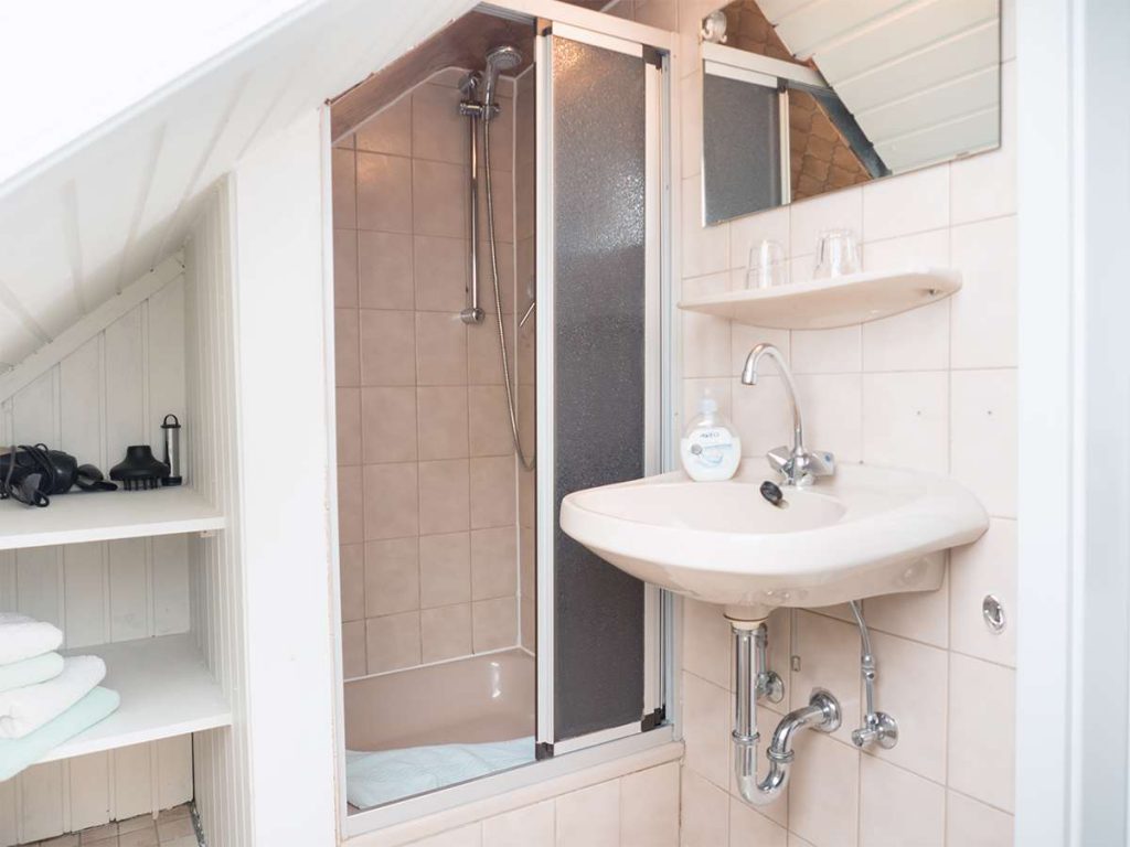 Helles Badezimmer mit Dusche in der Ferienwohnung Nr. 5 auf Norderney