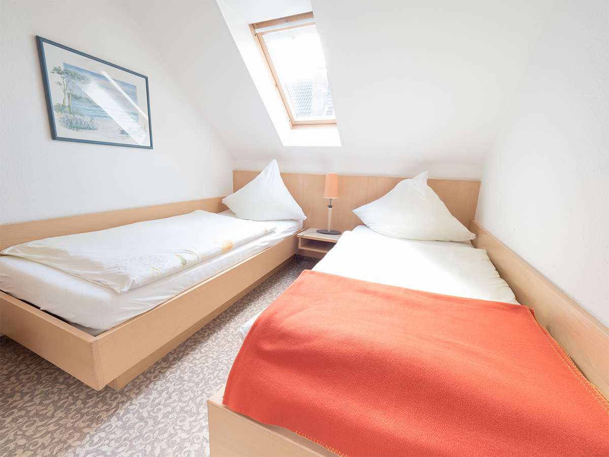 Ein separates Schlafzimmer, ideal für Kinder, in der Ferienwohnung 4 im Haus Meerswoge auf Norderney