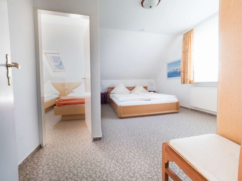 Schlafzimmer 1 in der Ferienwohnung 4 im Haus Meereswoge auf Norderney.