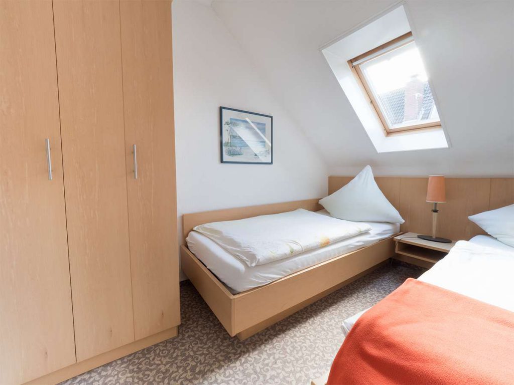 In jedem Schlafzimmer ist ausreichend Platz für Ihr Gepäck im Haus Meereswoge auf Norderney.